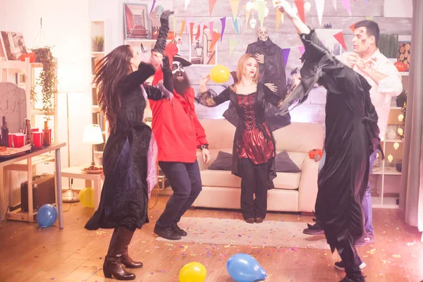 Grupo de amigos bailando con las manos arriba — Foto de Stock