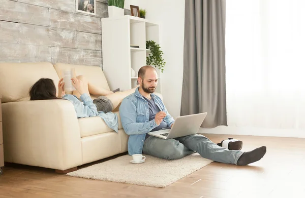 Pareja relajándose en la sala de estar — Foto de Stock