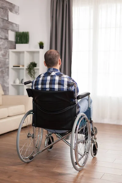 Tekerlekli sandalyede oturan engelli adam