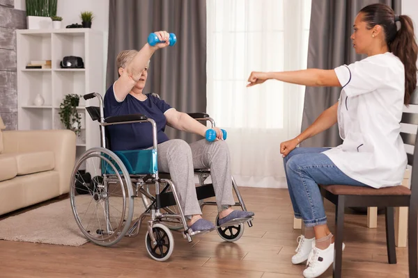Donna anziana riabilitazione fisica — Foto Stock