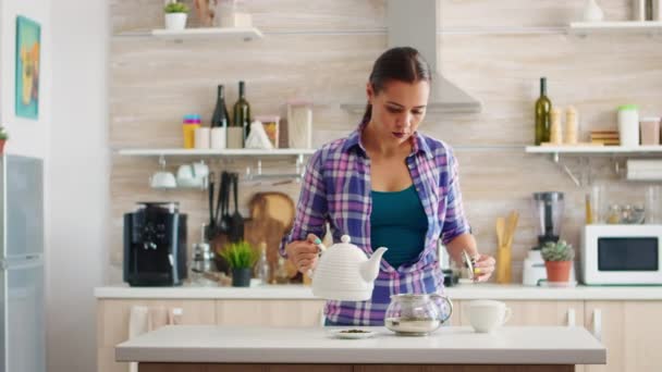 Verter agua caliente en la taza de té — Vídeo de stock