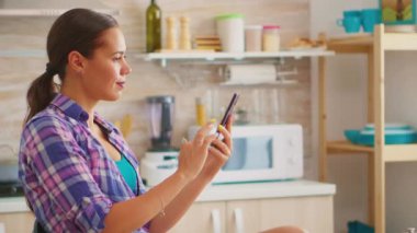 İnternette akıllı telefon kullanan kadın