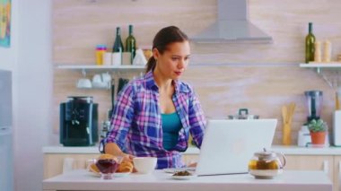 Dizüstü bilgisayarda yazan kadın