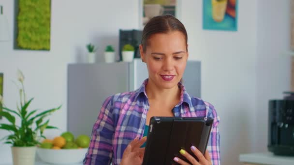 Detailní záběr ženy používající tabletu — Stock video