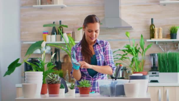 Frau bei Gartenarbeit in Küche — Stockvideo