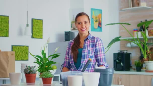 Portrait de fleuristes femmes travaillant à la maison — Video