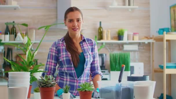 Florista mujer mirando a la cámara — Vídeo de stock