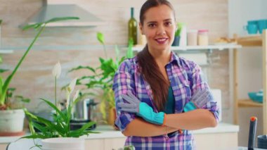 Gülümseyen çiçeklerle çevrili bir kadın