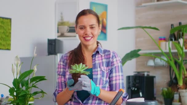 Sorrindo e segurando flor — Vídeo de Stock