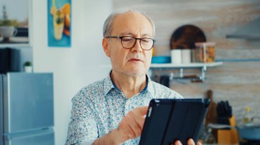 Tablet kullanan yaşlı bir adam