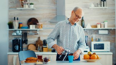 Sıcak kahve dolduruyorum.