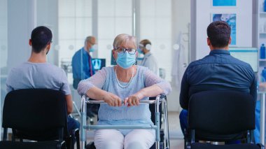 Walker 'la birlikte hastanenin bekleme salonunda kıdemli kadın.