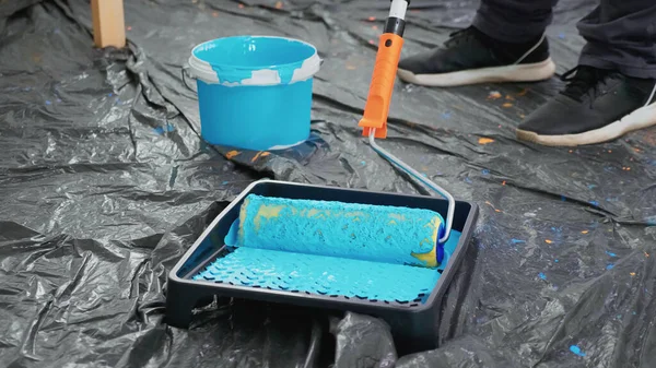 Paten fırçası boyaya batırılıyor