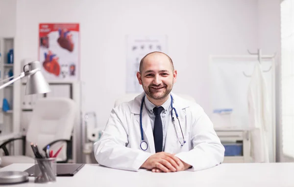 Confident medical practitioner — Stock Photo, Image