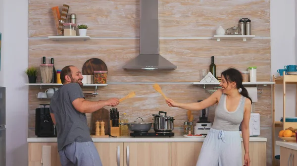 Пара розважається на кухні — стокове фото