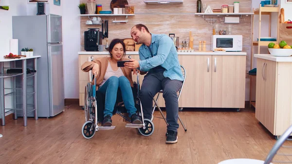 Tekerlekli sandalyedeki neşeli engelli kadın — Stok fotoğraf