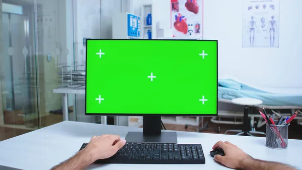 Pov van de gezondheid arts die werkt op de computer — Stockfoto
