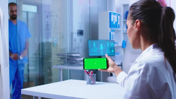Médico verificando os resultados do paciente no smartphone — Fotografia de Stock