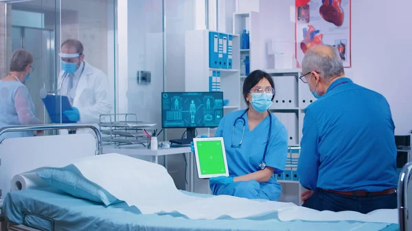 Presentare tablet schermo verde al paziente — Foto Stock