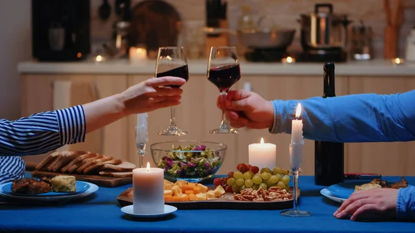 Liebhaber klirren mit Weingläsern — Stockfoto