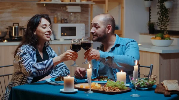 Casal desfrutando de um jantar romântico — Fotografia de Stock
