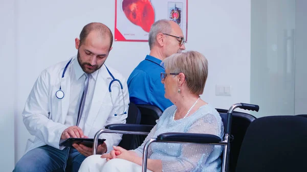 Médico discutiendo diagnóstico y tratamiento de recuperación — Foto de Stock