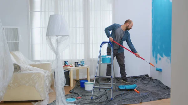 Homem renovando apartamento — Fotografia de Stock