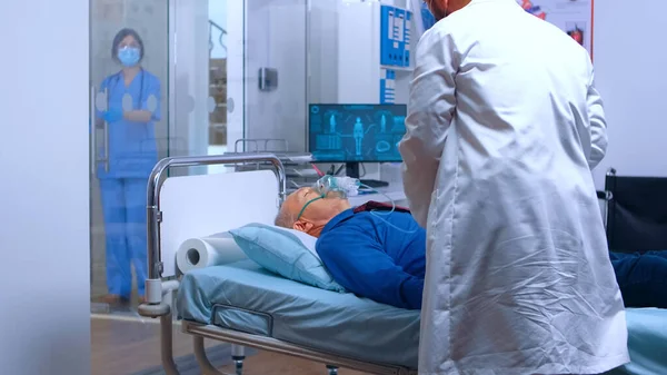 Senior man getting an oxygen mask — Stock Photo, Image