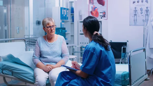 Fragen der Krankenschwester beantworten — Stockfoto