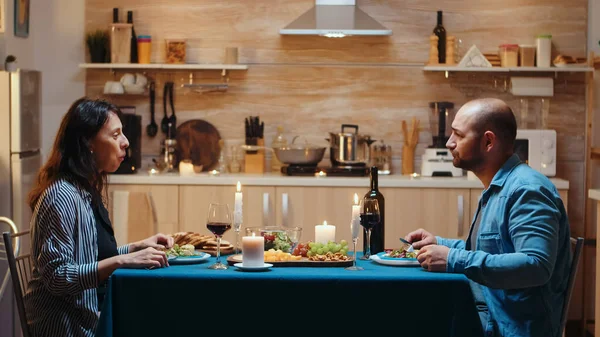 Tendo chamada de vídeo durante o jantar romântico — Fotografia de Stock