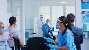 Doktor yaşlı adamın ciğerlerini kontrol ediyor.