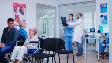 Doktor bekleme odasındaki hemşireye teşhisi açıklıyor.