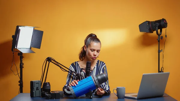 Créateur de contenu faisant l'examen de la lumière studio professionnel — Photo