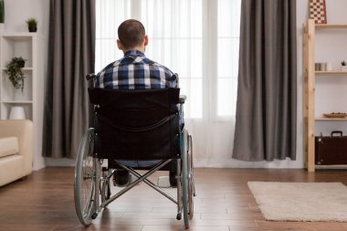 Tekerlekli sandalyede oturan adam