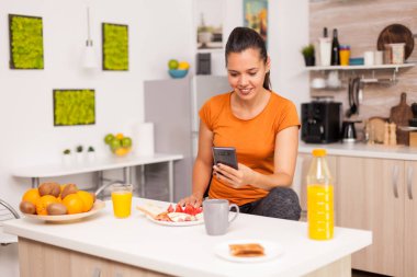 Mutfaktaki web kamerasından konuşuyorum.