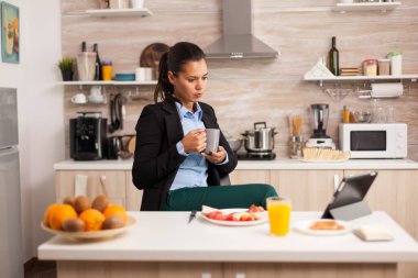 Freelancer mutfakta kahve içiyor.