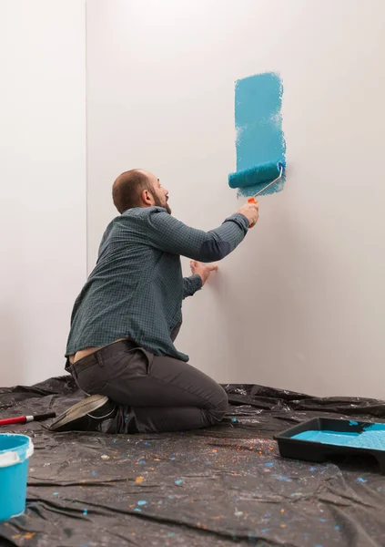 Painting wall with roller — Stock Photo, Image