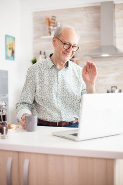 Yaşlı adam merhaba diyor.