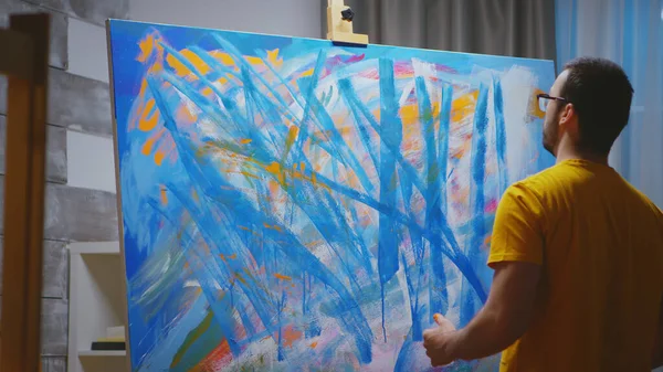 Malowanie ręczne w pracowni sztuki — Zdjęcie stockowe