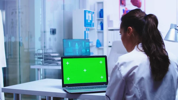 Hälsoläkare som använder laptop med kromnyckel — Stockfoto