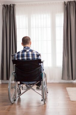 Felç olmuş kişi sonuçları bekliyor.