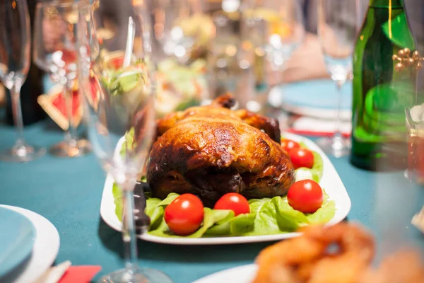 Masada kızarmış tavuk var.