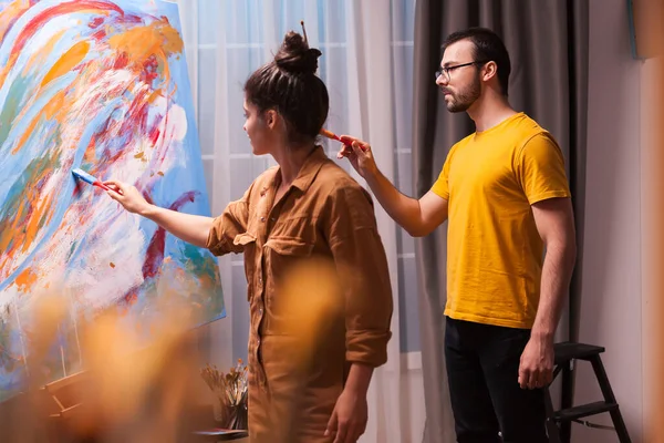 Homem e mulher pintando juntos — Fotografia de Stock