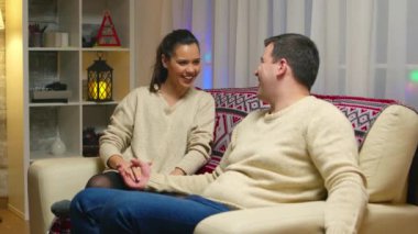 Noel hediyesi için heyecanlı genç bir kadın.