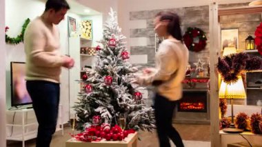 Çiftin Noel ağacı süsleme zamanı.