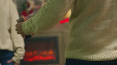 Romantik genç adam yılbaşı günü kız arkadaşına sürpriz yapıyor.