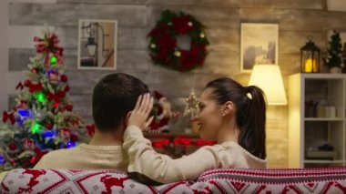 Kanepede oturan romantik çiftin arka planı.
