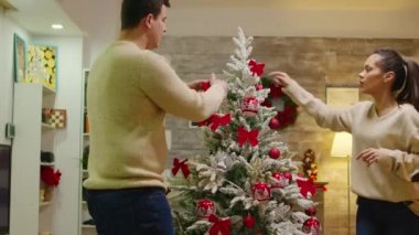 Birbirine aşık genç çift Noel ağacını bir araya getirdi.