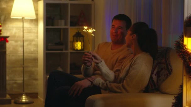 Joyeux mari et sa femme jouant avec des feux d'artifice — Video