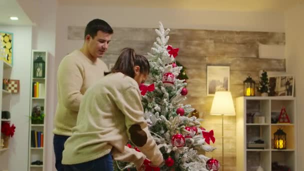 Coppia caucasica divertirsi mentre decorare il loro albero di Natale — Video Stock